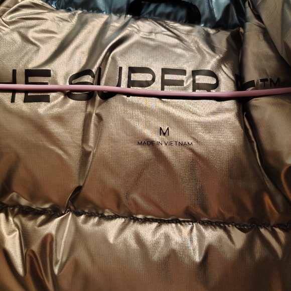 🔥Aritzia The Super Puff Shorty - Hi-Gloss - Size Medium - Picture 4 of 6